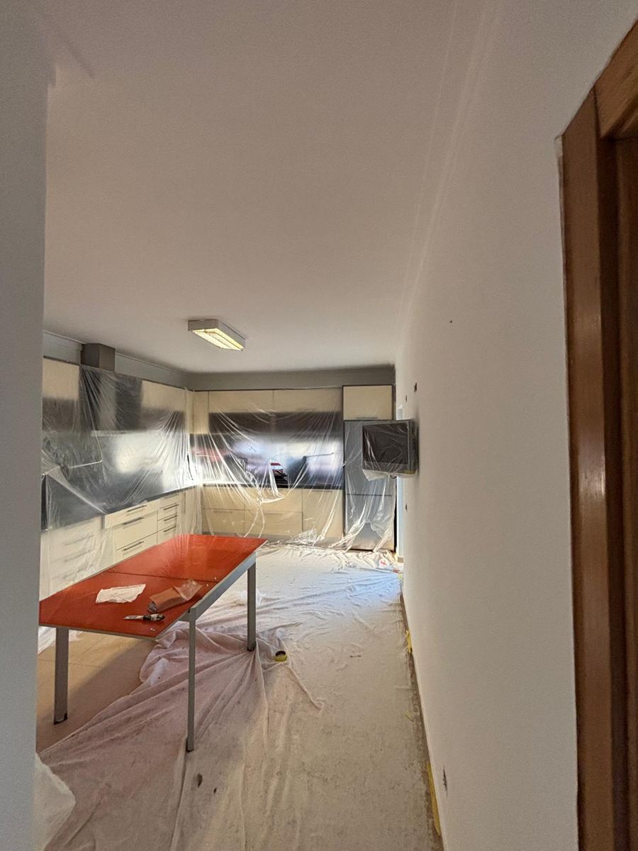 Cozinha com chão e bancada protegidos durante a remodelação
