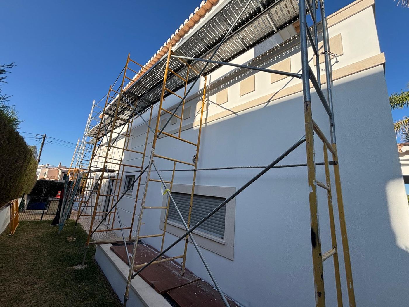 Fachada de moradia com andaimes durante a remodelação exterior