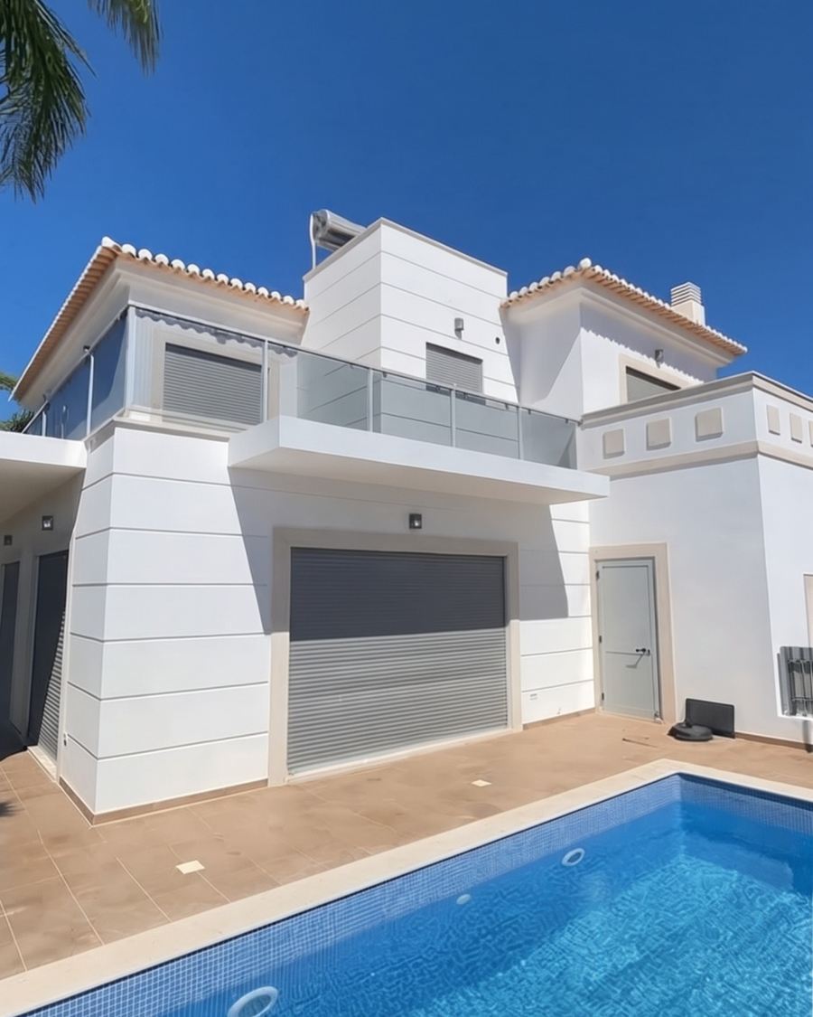 Moradia branca com piscina, construída pela Rodrigues & Cardoso em Lagos