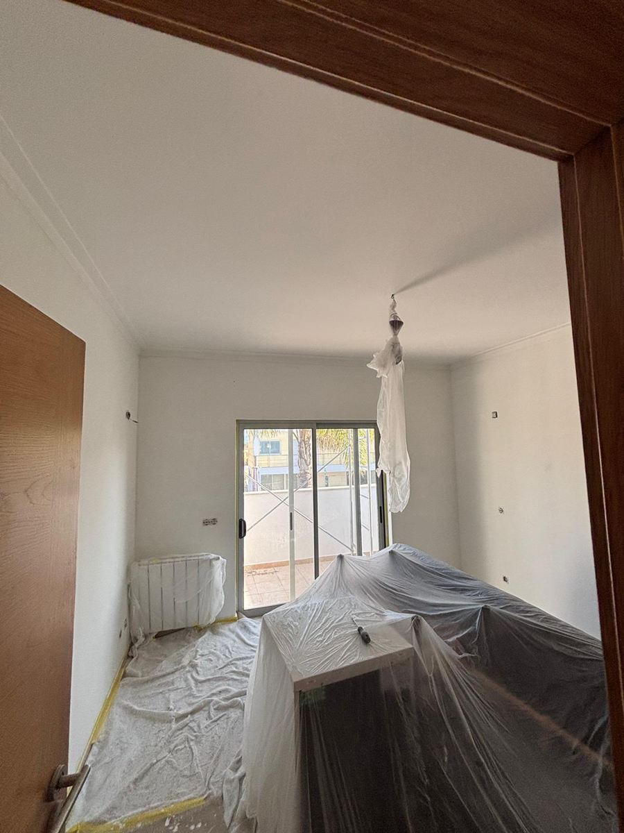 Quarto com móveis e chão protegidos para pintura